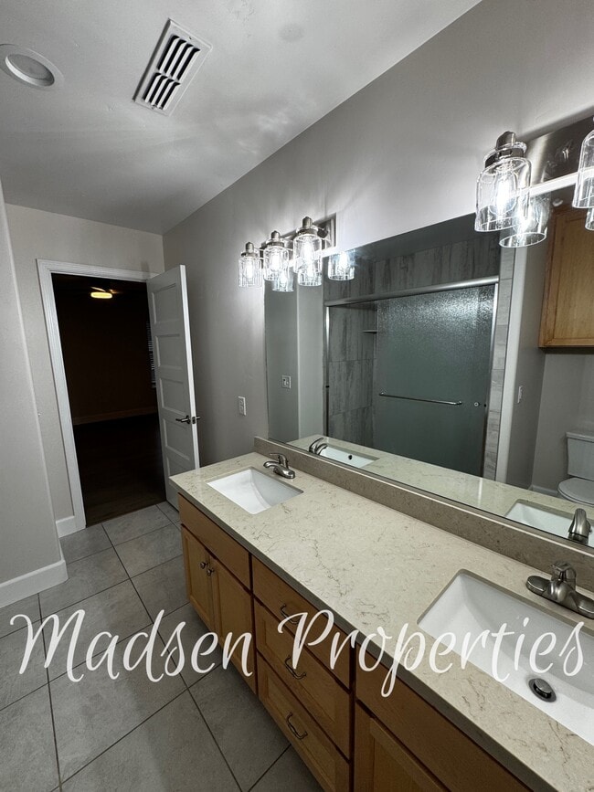 Building Photo - 2127 Hewitt Ave