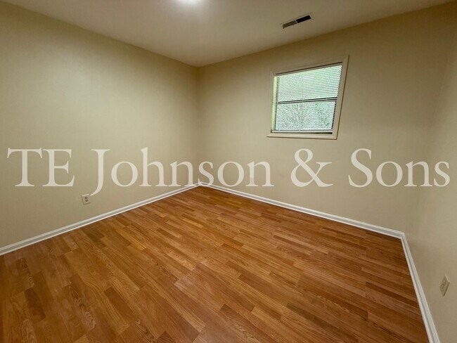 Building Photo - 1506 Oakshire-Water Included