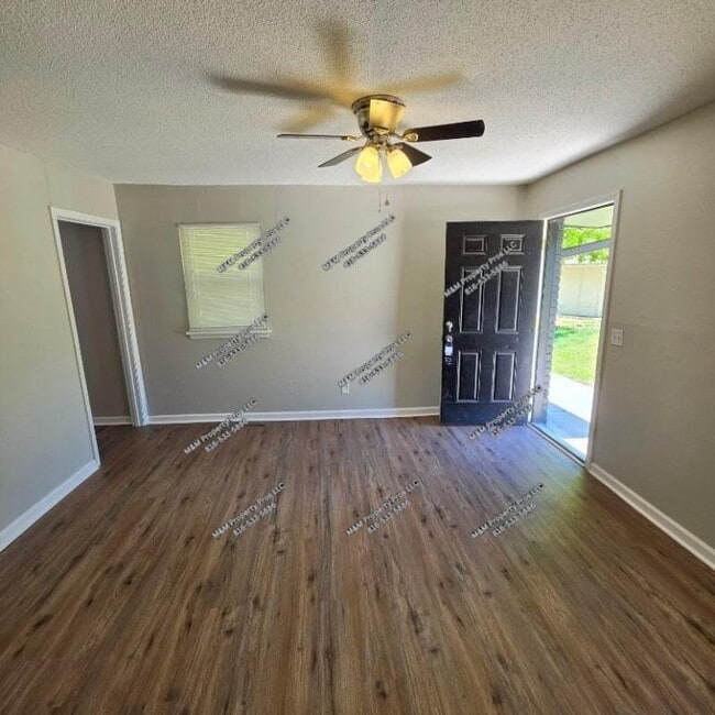 Building Photo - 408 NE Westwind Dr