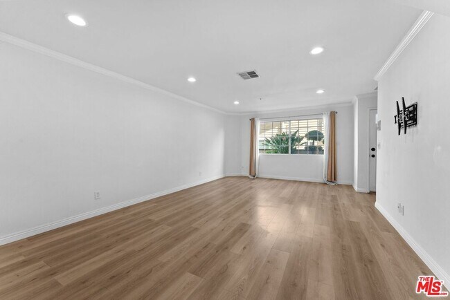 Building Photo - 361 Salem St