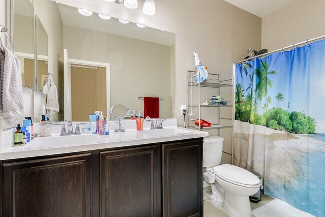 Building Photo - 1367 S Country Club Dr