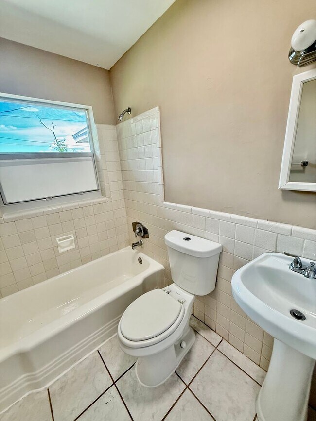 Building Photo - 2 bed 2 bath off Cape Parkway