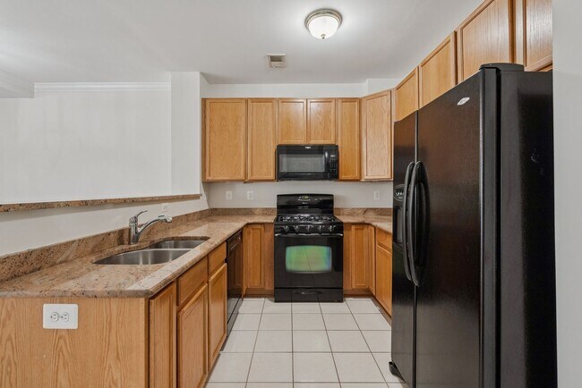 Building Photo - Beautiful End-Unit Townhome-Style Condo Ne...
