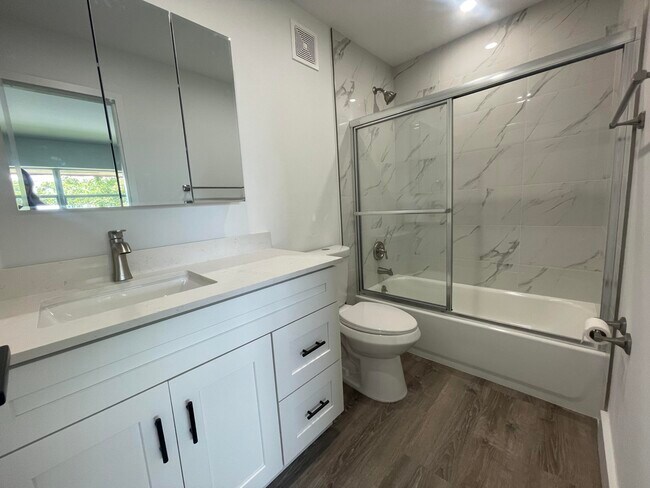 Building Photo - 1005 Country Club Dr