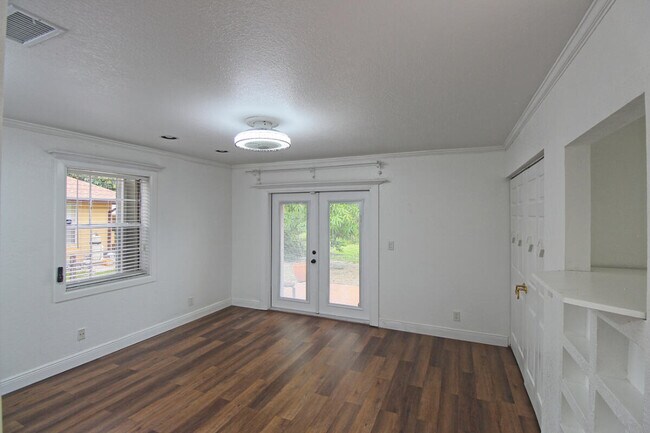 Building Photo - 10690 Barn Rd