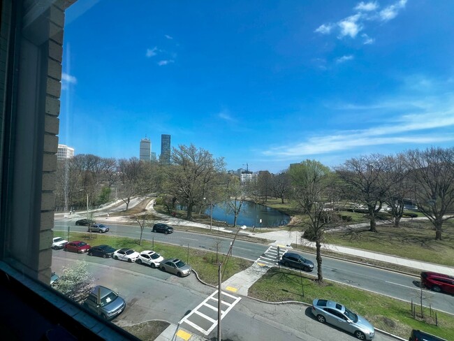 Building Photo - Renovated Top Floor 1-Bed on Park Drive | ...
