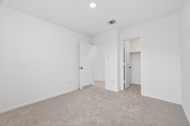 Building Photo - 3025 Fantasy Ter Dr