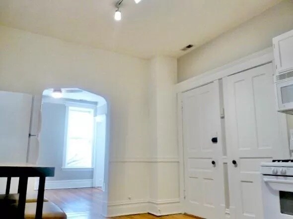 Building Photo - 1535 N Bosworth Ave