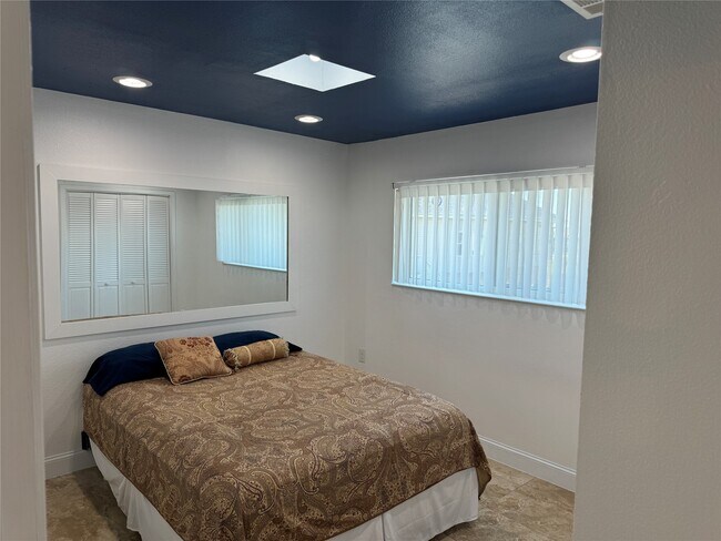Building Photo - 8416 Seawall Blvd