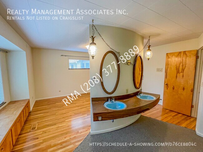 Building Photo - 2360 S Ridgeview-Way