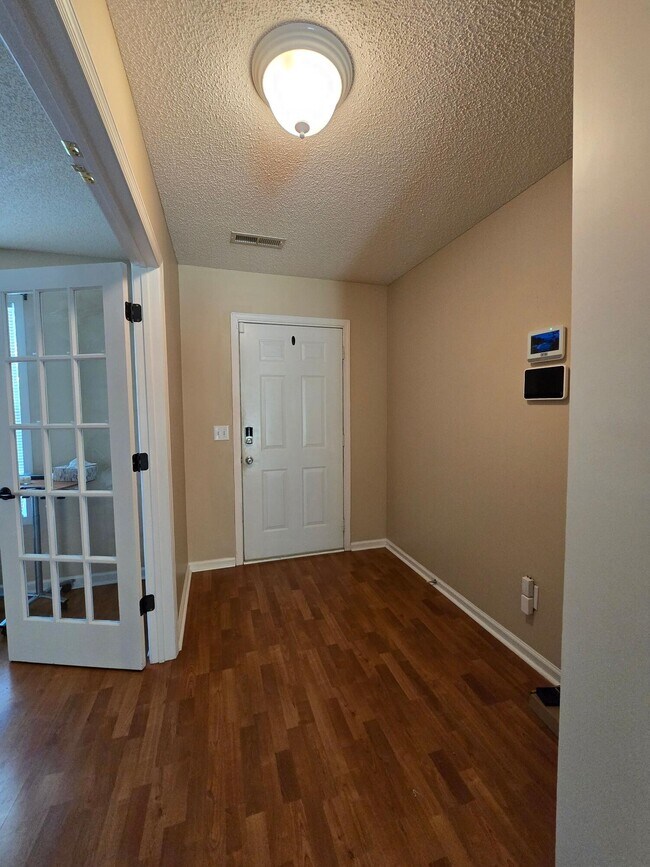 Building Photo - 3275 Oleander Dr