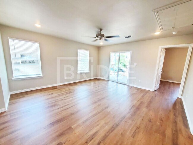 Building Photo - 1201 Silver Ln