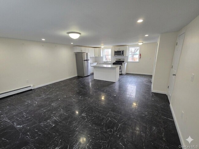 Building Photo - 28 Hasbrouck St