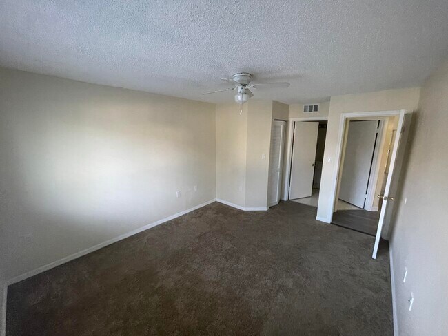 Building Photo - 3203 Glenmoor Dr