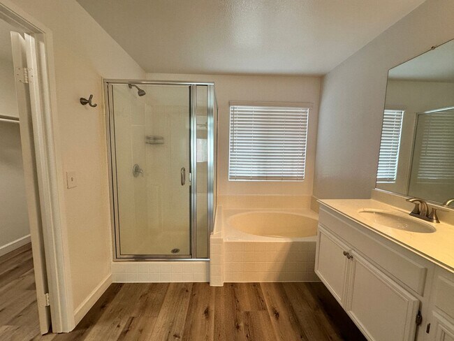 Building Photo - A stunning 4-bedroom haven, fully renovated and ready for a lifetime of memories.