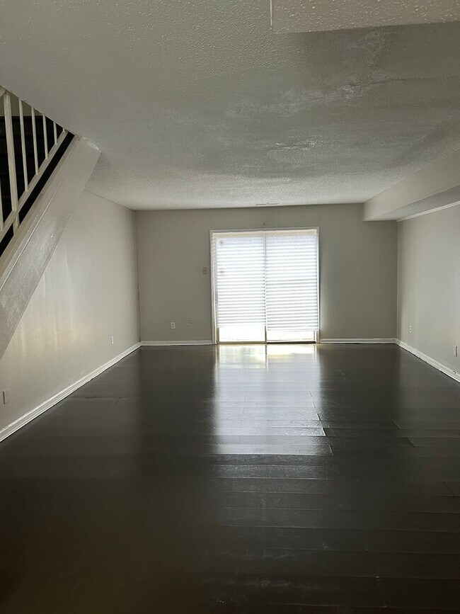 Building Photo - Townhome