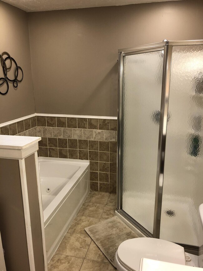 Building Photo - 2020 Grandview Dr