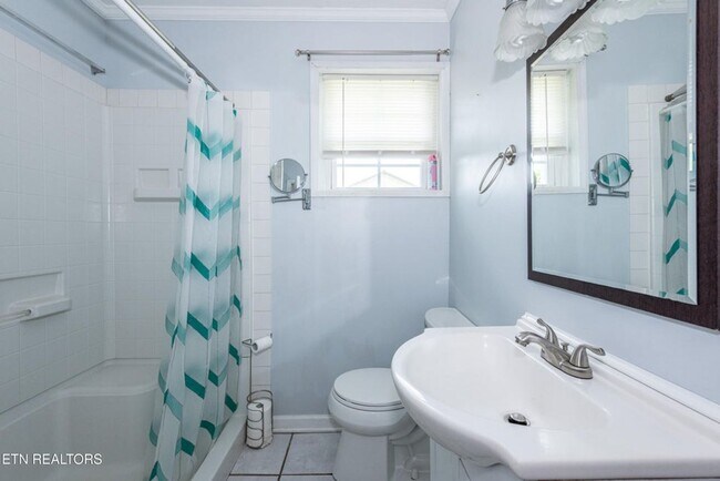 Building Photo - Maryville 37804 - 2 bedroom, 1 bath home w...