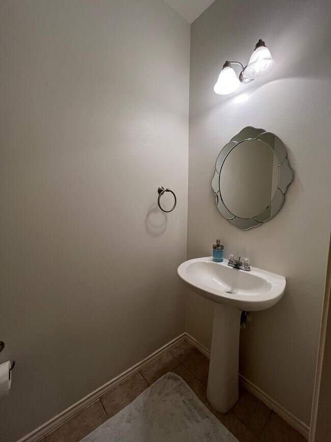 Building Photo - 806 W Heights Hollow Ln