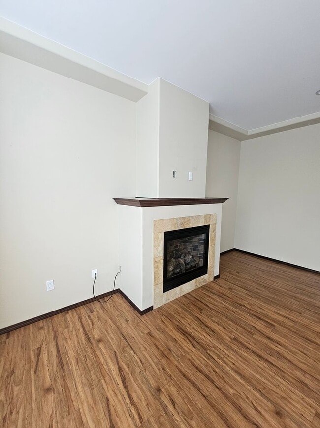 Building Photo - Spacious Home!