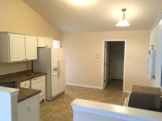 Building Photo - Spacious 2-bed, 2-bath duplex available for June!