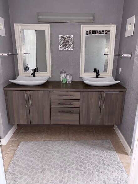 Building Photo - 4901 Palm Garden Ln