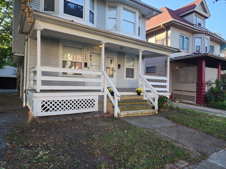 Building Photo - 1330 W 89th St