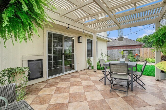 Building Photo - 618 Bay Oaks Dr