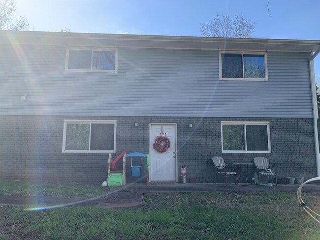 Building Photo - 903 E Red Bud Rd