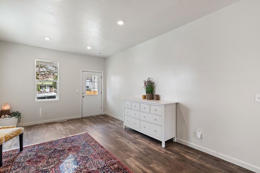 Living Room - 1521 E Spruce St