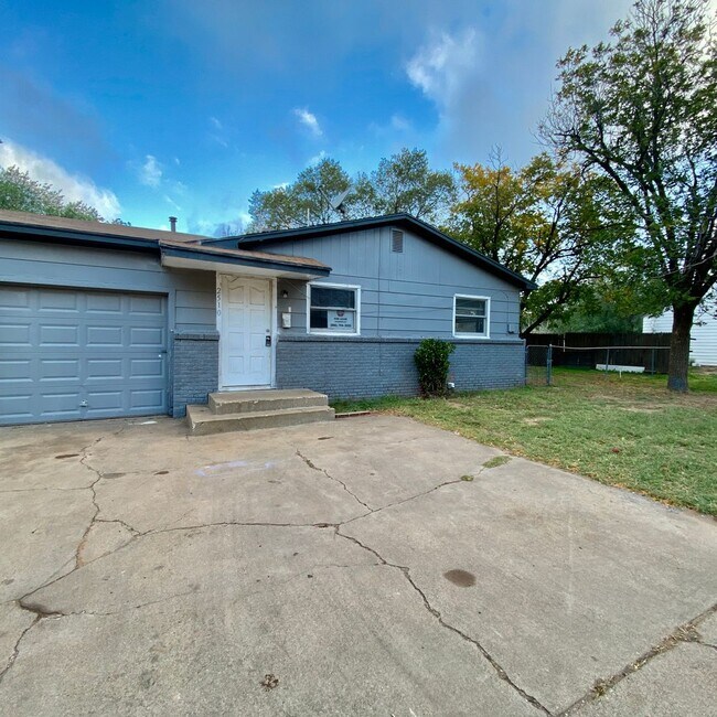 Building Photo - $0 First Month's Rent / $0 Deposit at Move-in