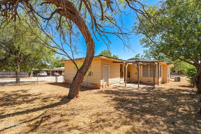 Building Photo - 1002 S San Jose Dr