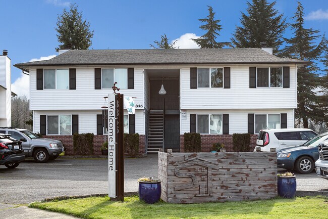 Building Photo - 3846 D Pl SE