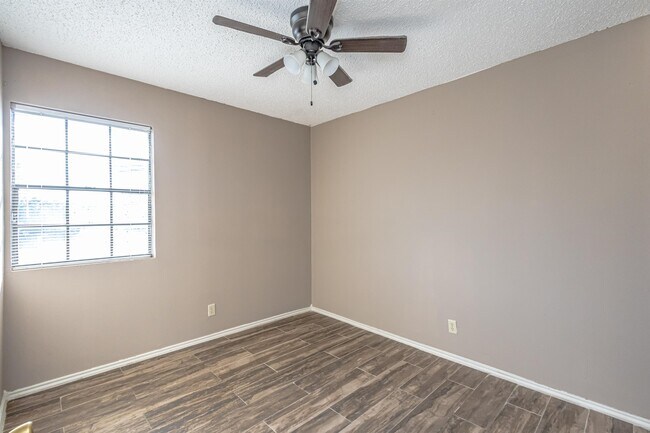 Building Photo - 104 Belaire Dr