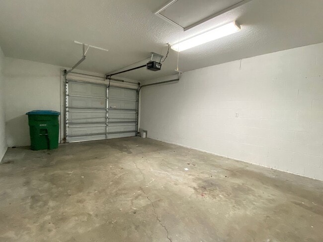 Building Photo - 2 Bedroom, 2 Bath Duplex with 1 Car Garage...