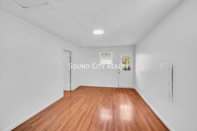 Building Photo - 3232 Hinkle Dr