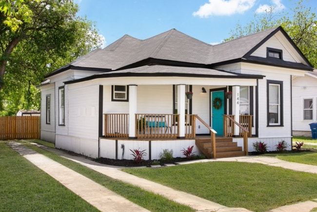 Building Photo - Historical Victorian Farmhouse minutes fro...