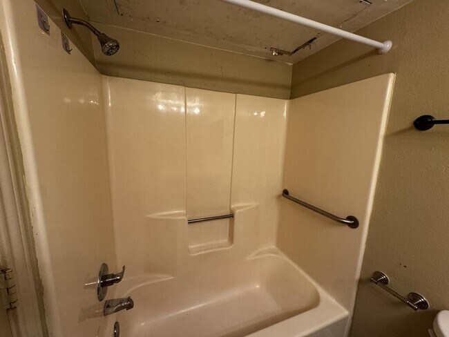 Building Photo - 3611 Monclave Dr