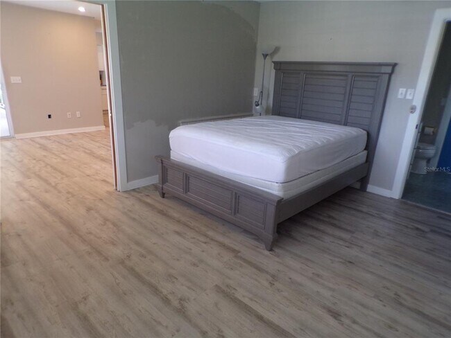 Building Photo - 2310 Palm Tree Dr