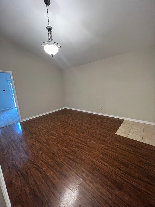 Building Photo - 2 Bed 1 Bath condo in gated community!