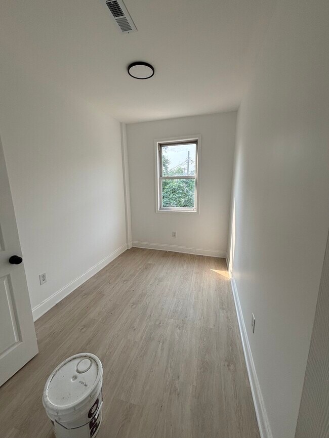 Building Photo - 5 bedroom townhome