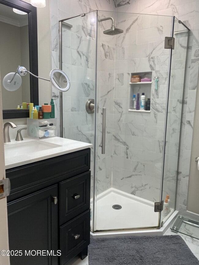 Building Photo - 11 Walnut Ct