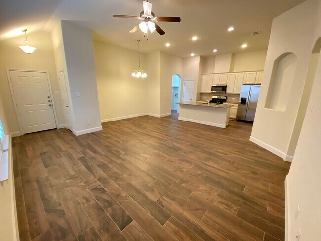 Building Photo - Walk to Historic Gruene / Fridge Included/ Gas Cooking / Fenced in Yard / CISD