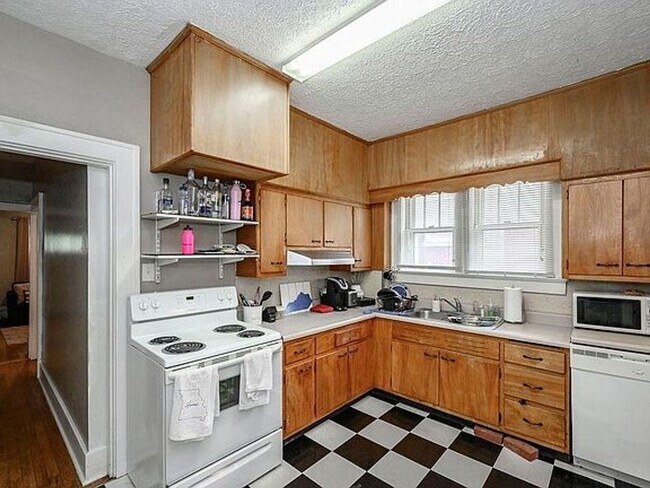 Primary Photo - 222 University Ave