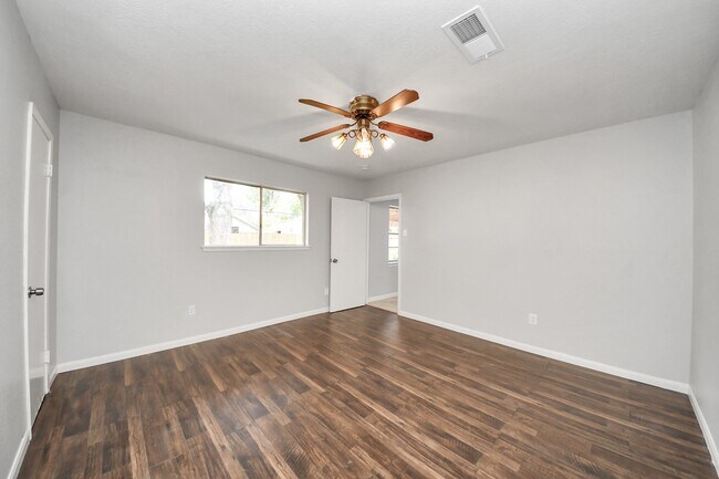 Building Photo - 2405 Pickerton Dr