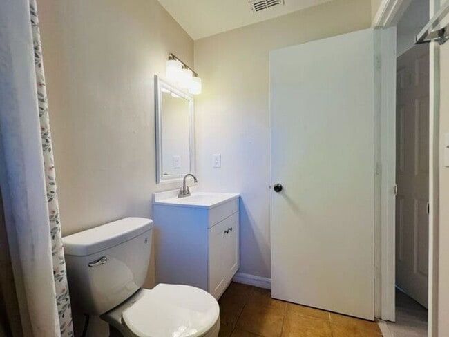 Building Photo - 2 Bedroom UCF Duplex