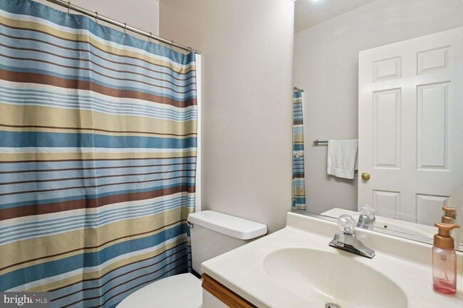Building Photo - 5 Bed 4.5 Bath - Bethesda len Echo Heights...