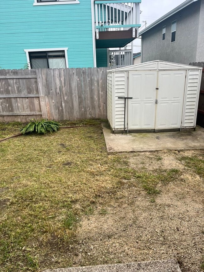 Building Photo - Close to beach