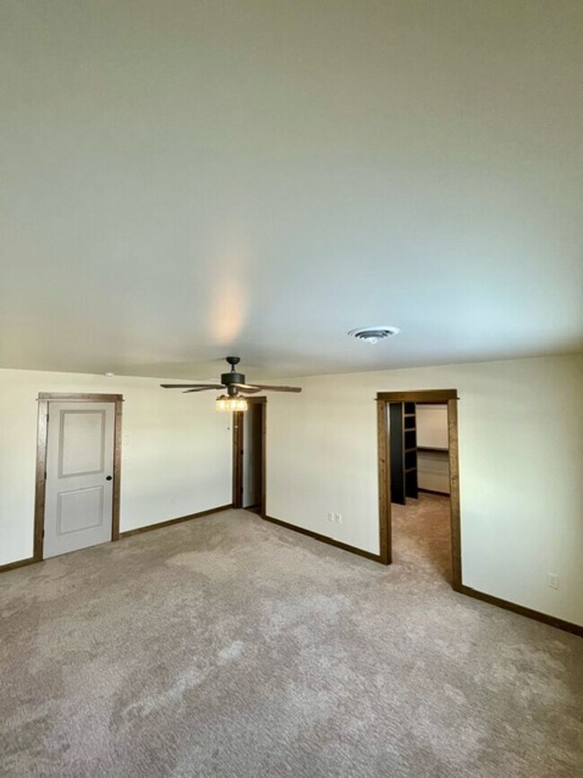 Building Photo - Townhouse - 3 Bedrooms 2 1/2 Bathrooms