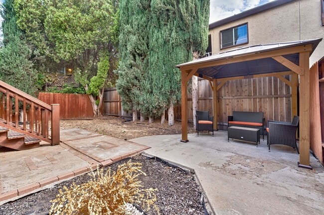 Building Photo - Fully Updated 2BR/2BA Victorian with Priva...